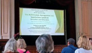 Professor Dr. med. Jörg Wissel hält einen Vortrag über das Verständnis und die Behandlung des Spastischen Syndroms im KEH.