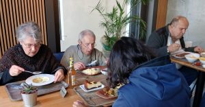 Die Selbsthilfegruppe beim gemeinsamen Mittagessen.
