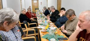 Die Gruppe sitzt am Tisch