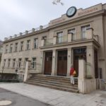 Eine Person betritt die Archenhold Sternwarte in Berlin, wo sich eine Lockinsyndrom-Selbsthilfegruppe trifft. Das historische Gebäude beherbergt eine bedeutende Sternwarte.