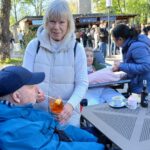 Teilnehmer einer Selbsthilfegruppe für Lock-in-Syndrom sitzen im Zenner Biergarten