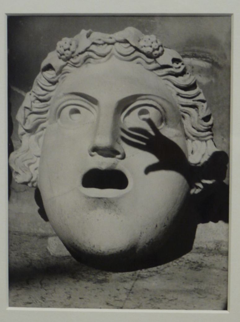 Bauhaus-Fotografinnen – Antike Maske mit Schatten einer Hand