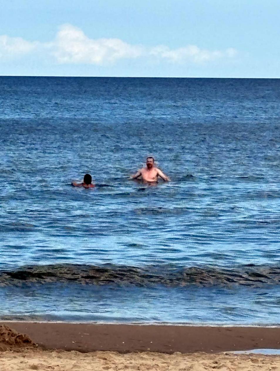 Mann und Kind im Meer