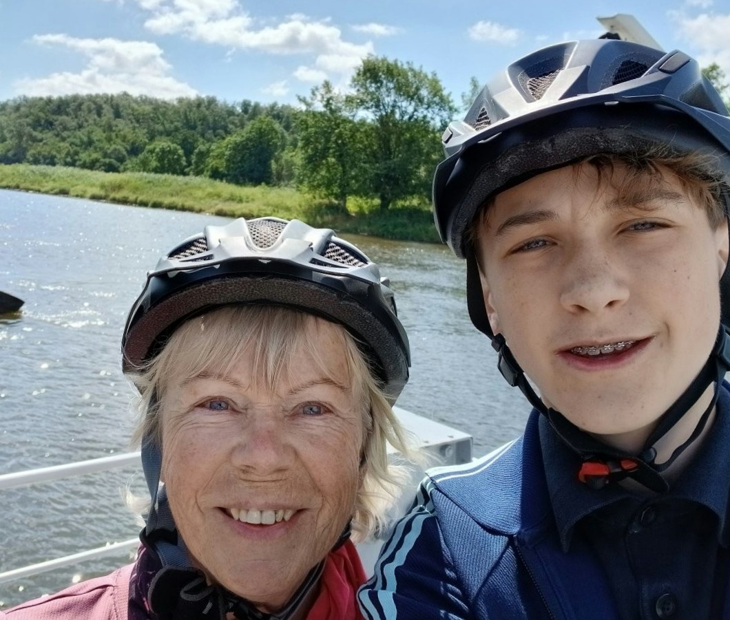 Bärbel und Enkel Toni mit Fahrradhelmen