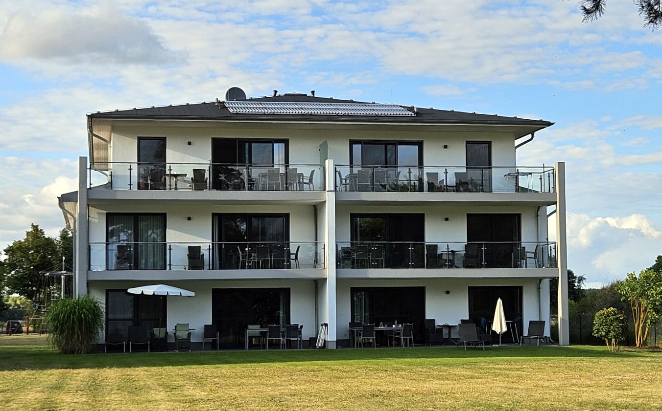 Weißes Ferienhaus mit Balkonen