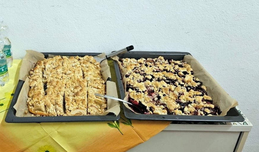 Zwei Bleche mit Streuselkuchen