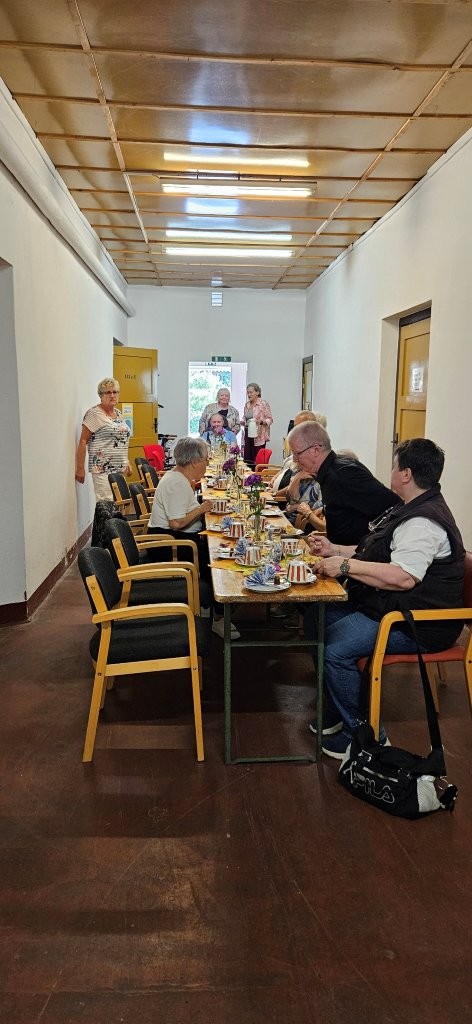 Olaf beim Kaffeetrinken mit einer Gruppe
