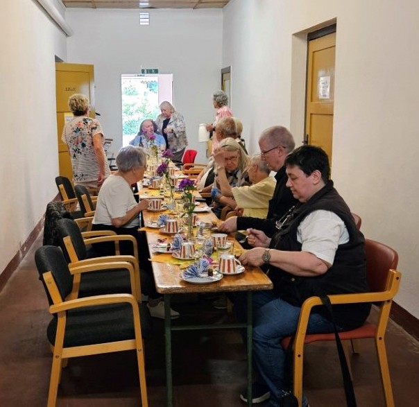 Personen beim gemeinsamen Essen an einem Tisch