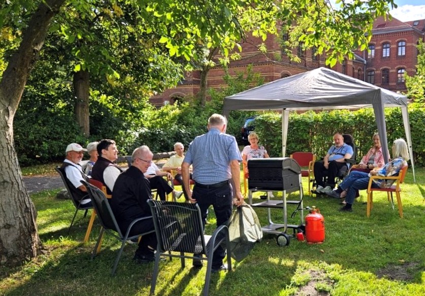 Gruppentreffen auf einer Wiese