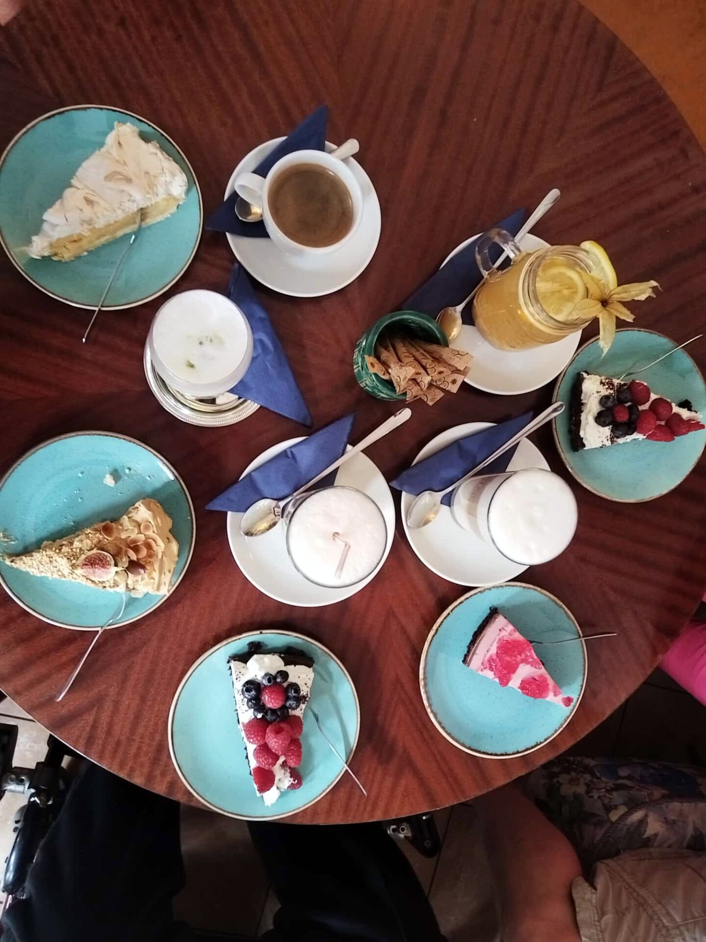 Kaffeetafel mit Kuchen und Heißgetränken