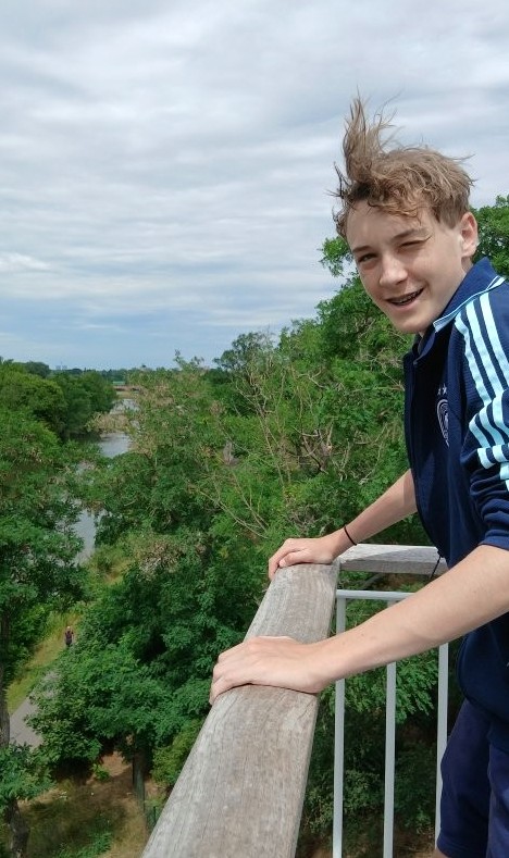 Junger Mann auf einer Aussichtsplattform mit Blick auf die Saale
