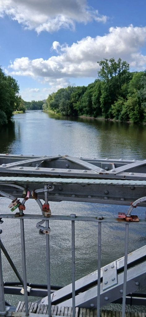 Blick auf die Saale von einer Brücke mit Vorhängeschlössern