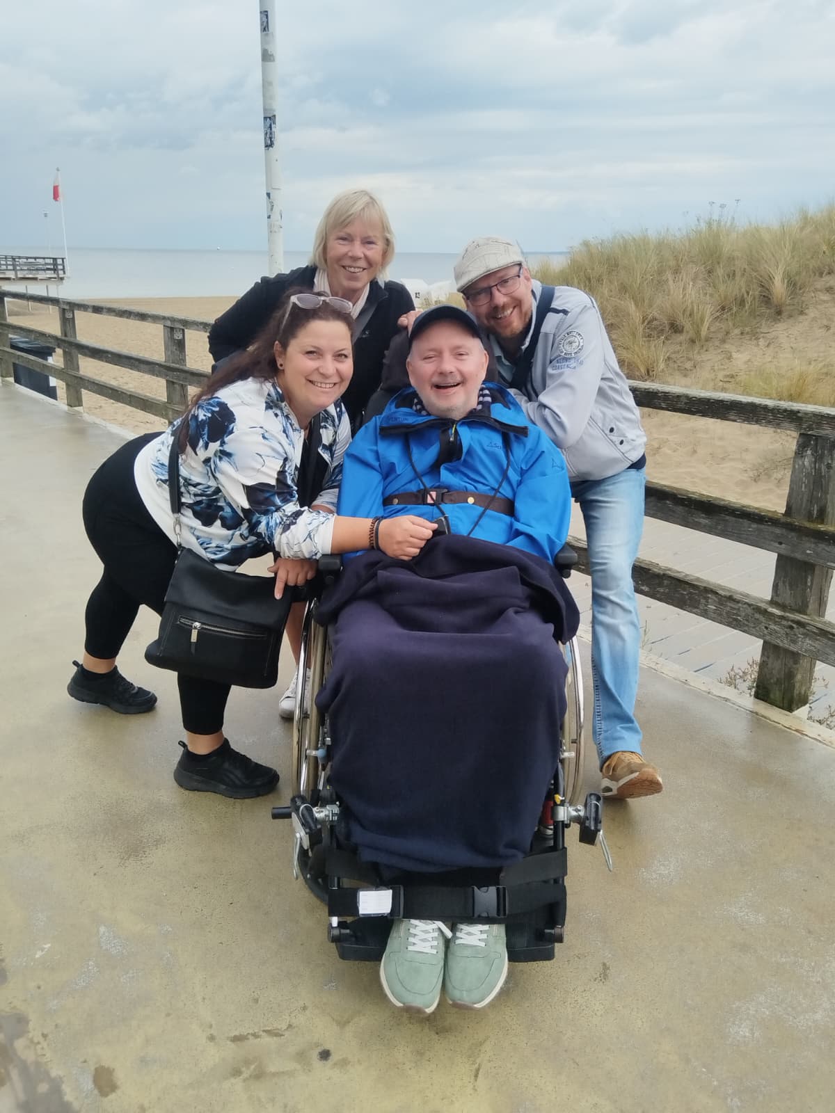 Gruppenfoto von vier Personen an der Seebrücke Ahlbeck