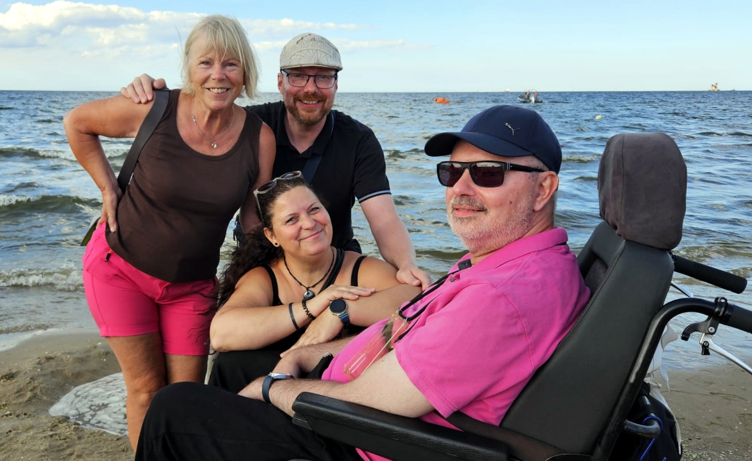 Vier Personen am Strand von Swinemünde