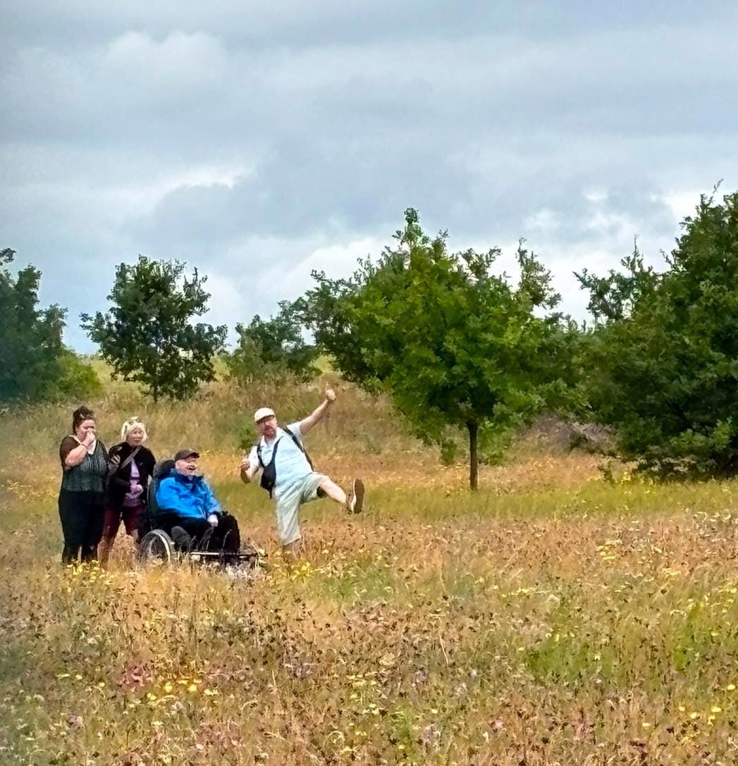 Wanderer auf einem Feldweg